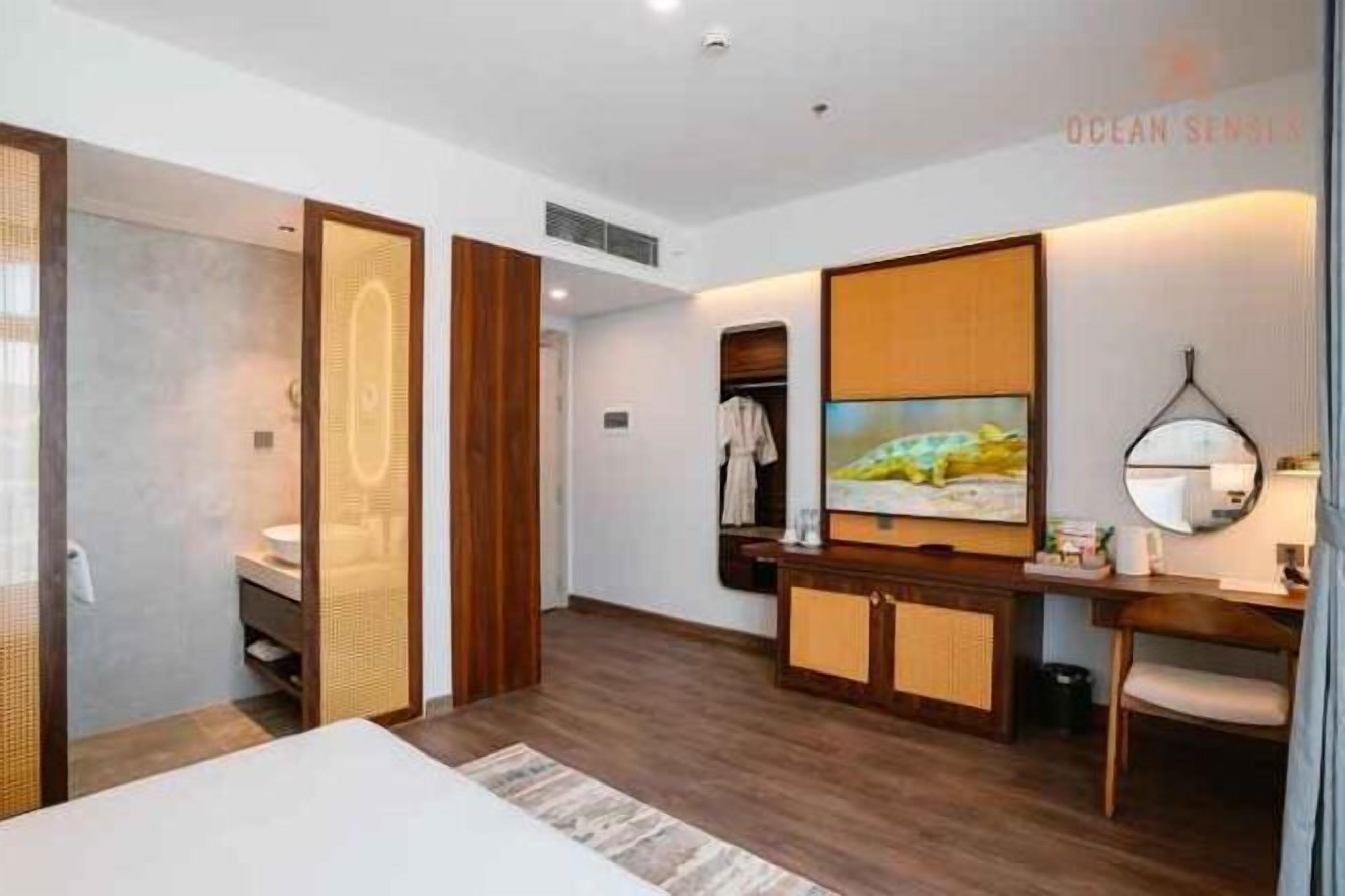 Zimmersafe, Schreibtisch, laptopgeeigneter Arbeitsplatz