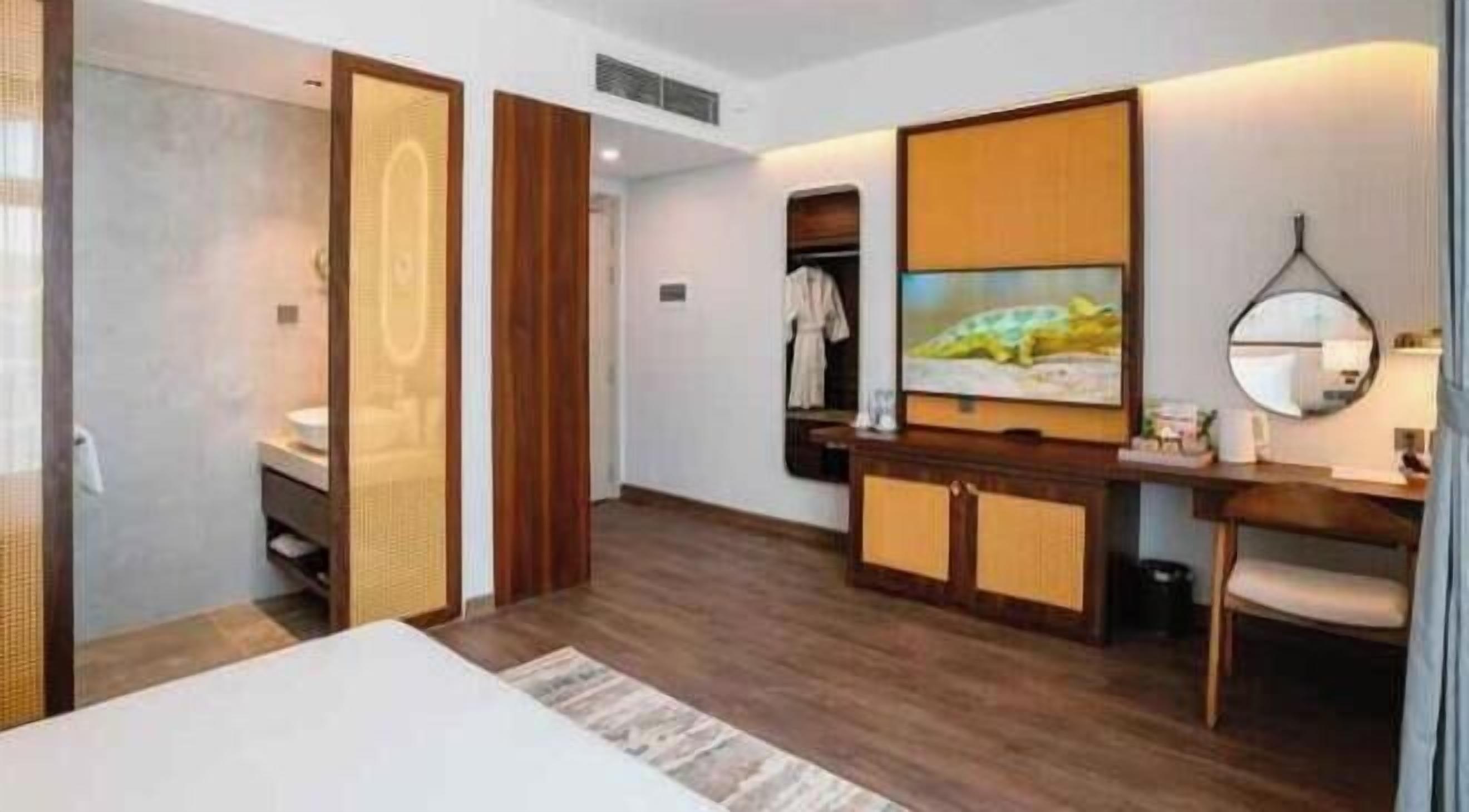 Peti besi dalam bilik, meja, ruang kerja komputer riba 