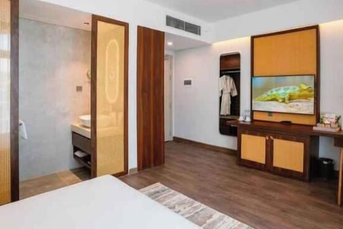 In-room safe, desk, laptop workspace, blackout curtains