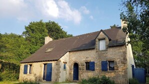 A two-story stone house with a sloped roof, a small porch, and a gravel driveway. - Maison Sarzeau / Saint Gildas de Rhuys (Sarzeau)