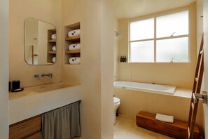 Bruser, hårtørrer, håndklæder