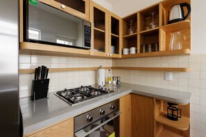 Kühlschrank, Mikrowelle, Herdplatte, Wasserkocher mit Kaffee-/Teezubehör