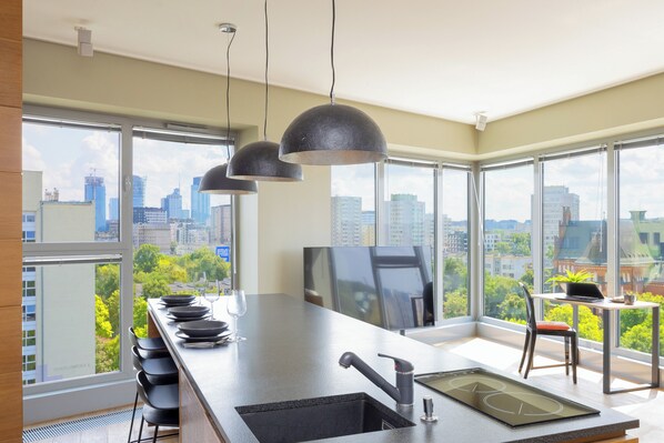 Studio, Küche | Eigene Kochnische | Mikrowelle, Wasserkocher, Gefrierschrank, Esstisch