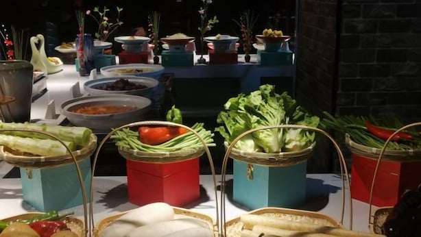 Un tavolo per buffet con diversi cibi e contenitori.