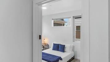 1 habitación, tabla de planchar con plancha, wifi y ropa de cama