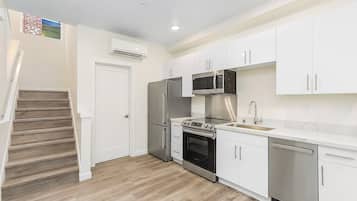 Frigorífico, microondas, horno y placa de cocina