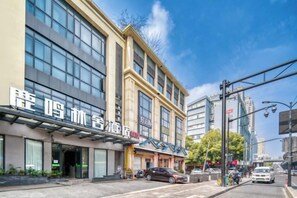 Un hôtel doté d’une façade moderne, de grandes fenêtres et d’une entrée bien visible.