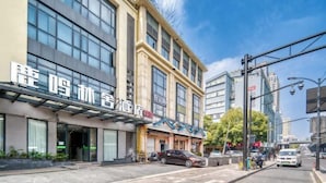 Un hôtel doté d’une façade moderne, de grandes fenêtres et d’une entrée bien visible.
