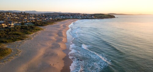 Jones Waterfront Beach Escape - Ideal for families and groups with direct beach access