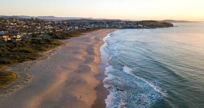 Jones Waterfront Beach Escape - Ideal for families and groups with direct beach access