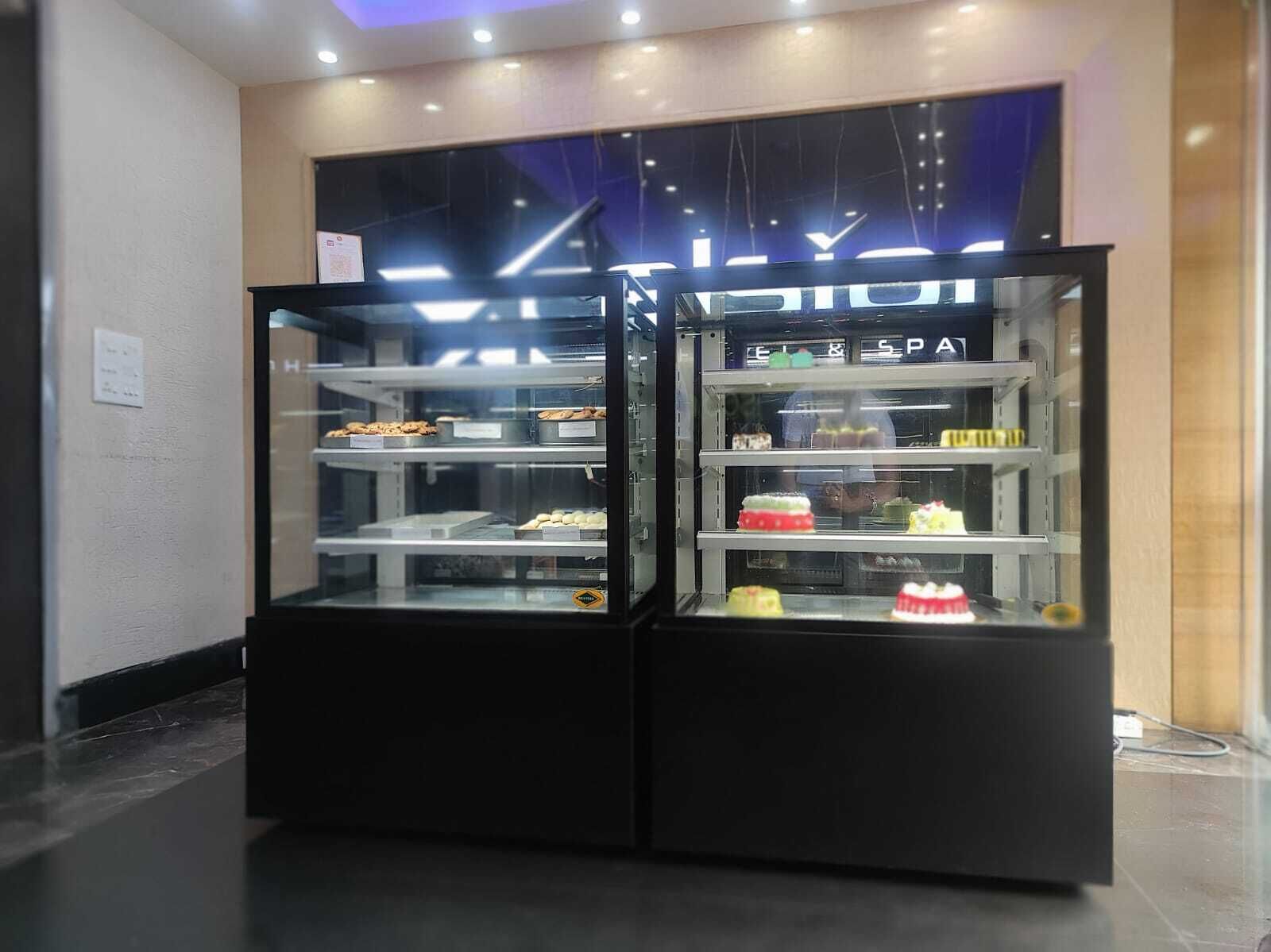 Une vitrine de boulangerie présentant de nombreuses étagères remplies de produits de boulangerie.