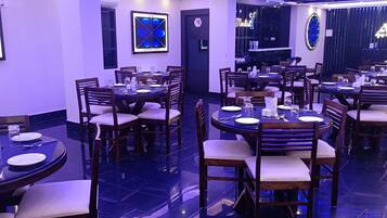 Desayuno continental diario (INR 600 por persona)