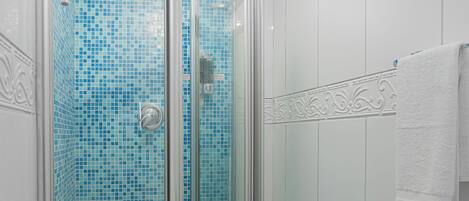 Regadera, toallas, jabón, shampoo