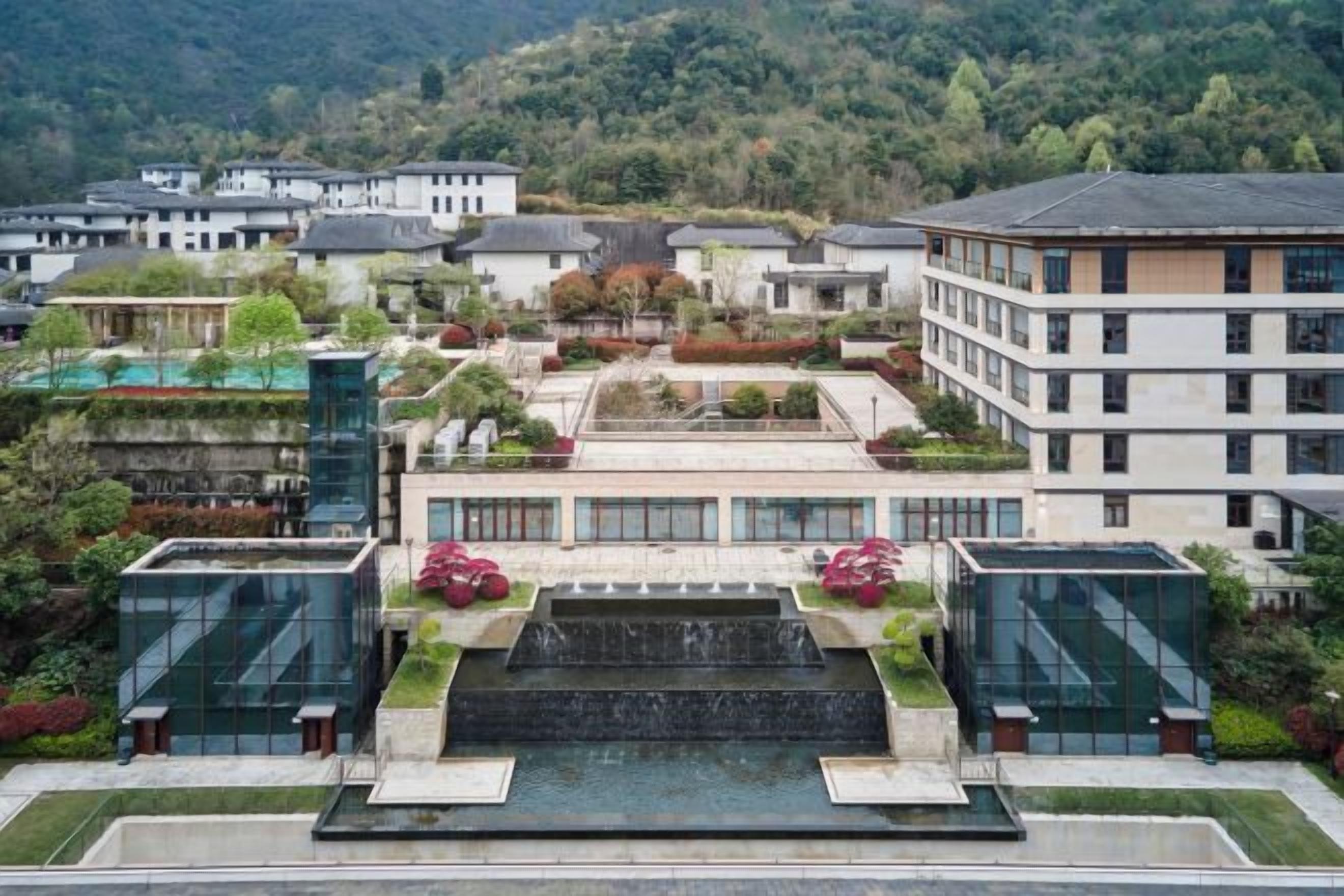 Un edificio moderno con un patio central, rodeado de otras construcciones.