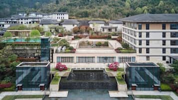 Un edificio moderno con un patio central, rodeado de otras construcciones.