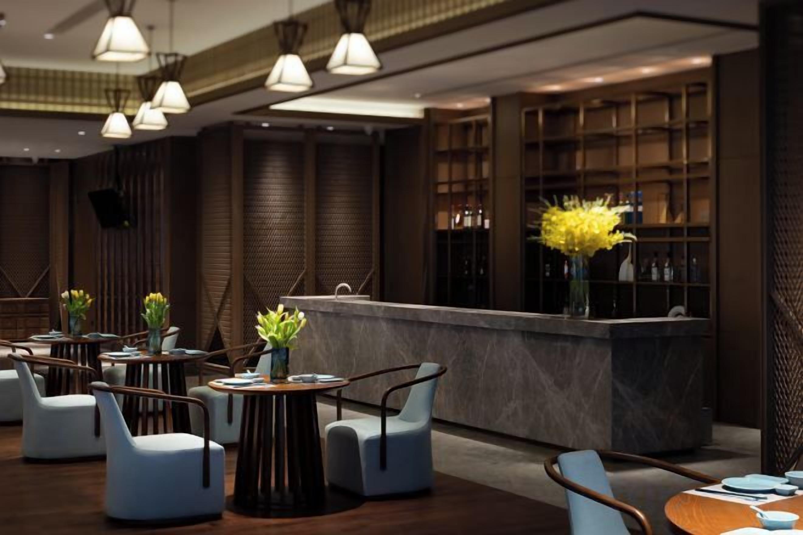 Un área de bar moderna con asientos y una barra.