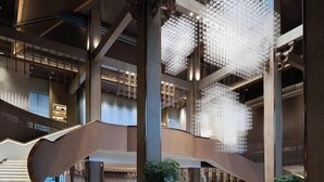 A spacious lobby with a grand staircase, a decorative water feature, and a modern chandelier. - YunXi DengYun Resort Hotel (Xianju)