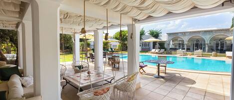 2 座室外游泳池,提供泳池遮陽傘和日光浴躺椅