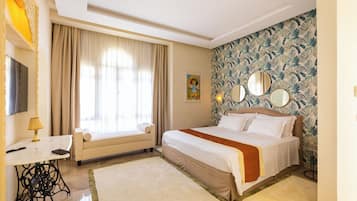 Deluxe-Doppelzimmer, Gartenblick | Minibar, Zimmersafe, individuell dekoriert, kostenloses WLAN