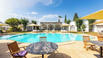 2 Außenpools, Sonnenschirme, Liegestühle