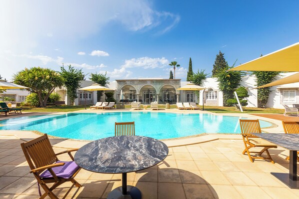 2 outdoor pools, pool umbrellas, sun loungers - Nawara Residence (La Marsa)