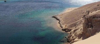 Amazing 2-Bed Private Apartment with shared pools