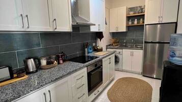 Geladeira, fogão, cooktop, cafeteira/chaleira