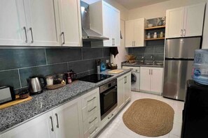Fridge, oven, stovetop, coffee/tea maker