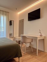 Quarto casal superior, vista para o vinhedo | Escrivaninha, espaço de trabalho para notebook, quartos à prova de som