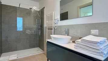 Superior Triple Room | Bathroom