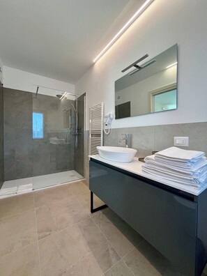 Superior Triple Room | Bathroom | Shower, hair dryer, towels, soap - Alle Colline (Valdobbiadene)
