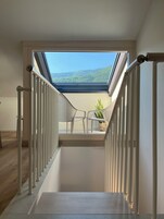 Suíte luxo, vista para a colina | Área de estar | TV