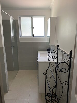 Regadera, toallas, papel de baño 