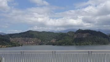 Un cuerpo de agua con un paisaje montañoso al fondo.