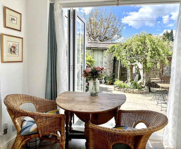 Dining - Tranquil Kendal Cottage Retreat (Kendal)