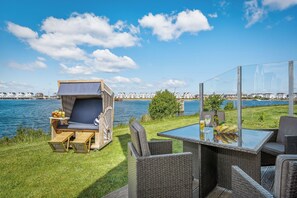 Outdoor dining - Hansekogge - Freistehend, 1. Reihe am Wasser, Sauna, Whirlwanne, Dusche, Kamin (Olpenitz)