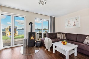TV, fireplace, DVD player, books - Hansekogge - detached, first row on the water, sauna, whirlpool tub, shower (Olpenitz)