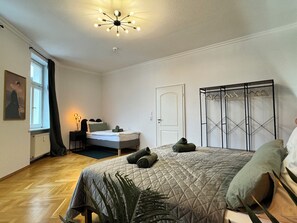 2 habitaciones, escritorio, cuna de viaje y wifi 