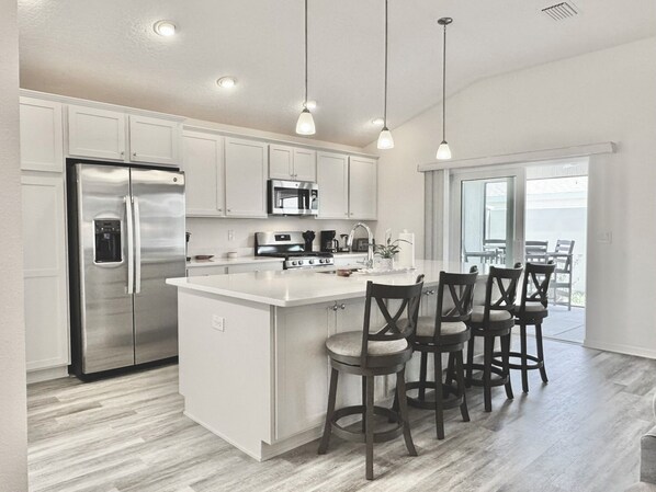 Réfrigérateur, micro-ondes, four, plaque de cuisson