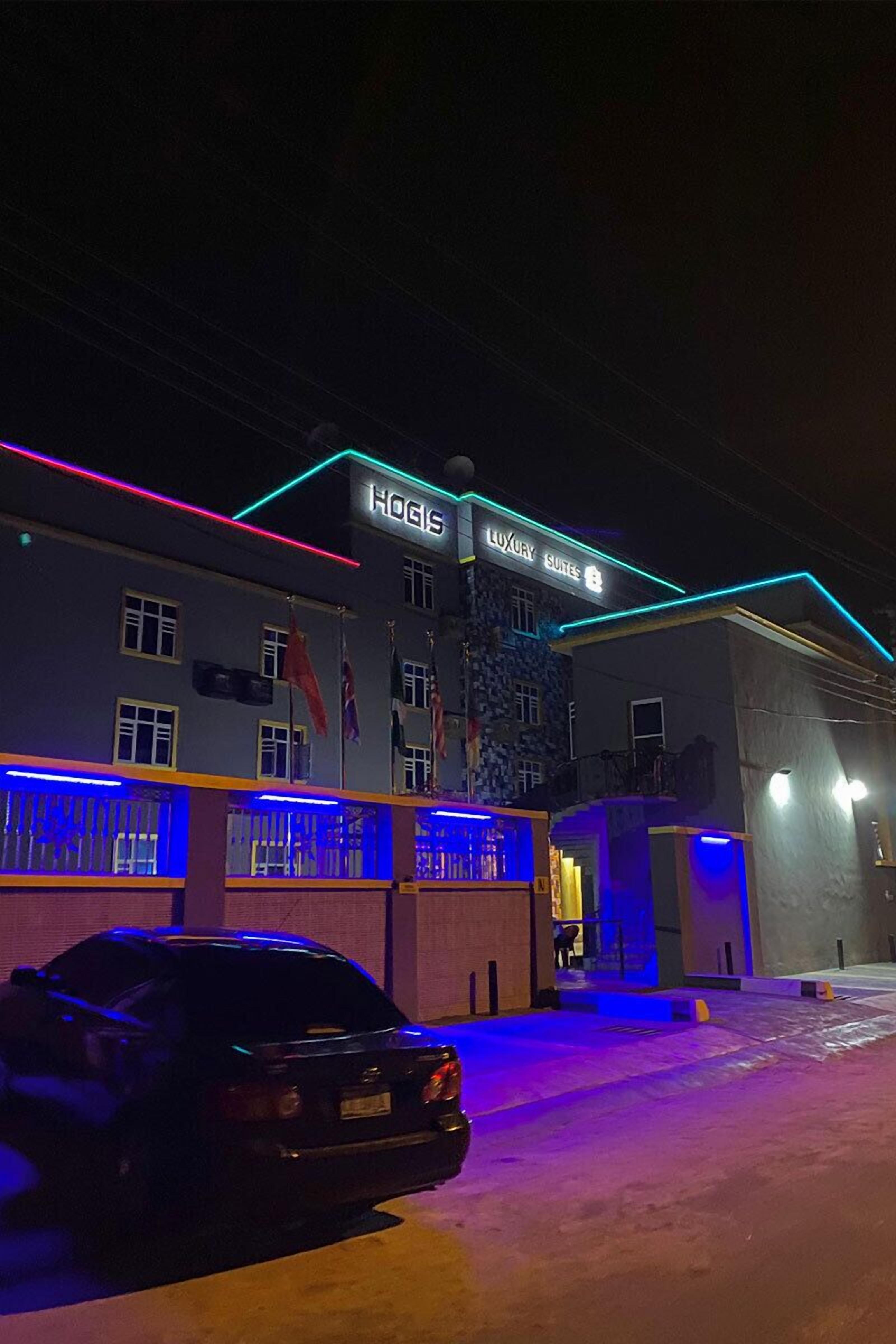 Un edificio con un cartel que dice "HOGIS LUXURY SUITES".