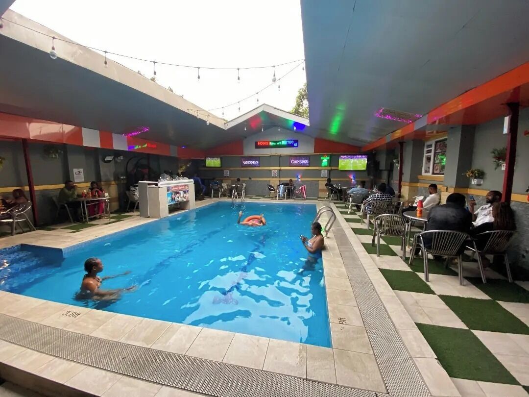 Una piscina al aire libre