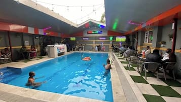 Una piscina al aire libre