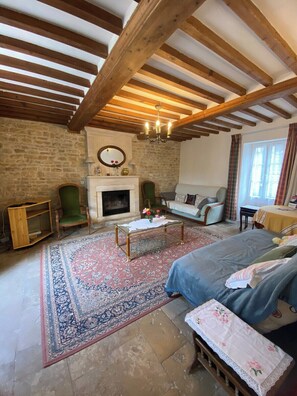 Een televisie en een open haard