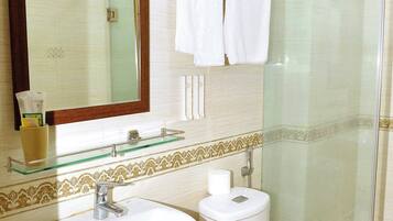Deluxe appartement | Badkamer | Een douche, designer toiletartikelen, een haardroger, pantoffels