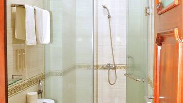 Deluxe appartement | Badkamer | Een douche, designer toiletartikelen, een haardroger, pantoffels