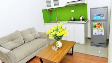 Deluxe Apartment | Private kitchen | Mini-fridge, stovetop, cookware/dishes/utensils, dining tables