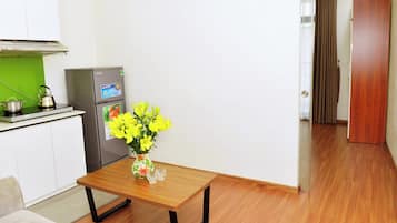 Departamento Deluxe | Cocina privada | Frigobar, parrilla de estufa, utensilios de cocina y comedor