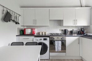Fridge, microwave, oven, stovetop - Cozy 2bd, Free Parking, 20 Mins to Central London (London)