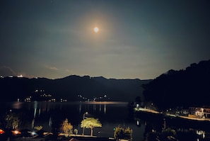 Chambre triple de base, balcon, vue sur le lac | Vue sur le lac