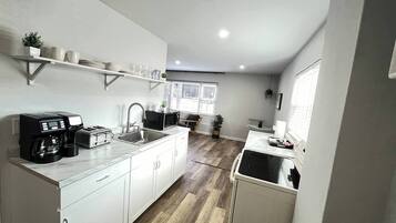 Køleskab, mikrobølgeovn, ovn, kogeplade